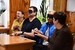 Świetlica Domu Nadziei, warsztaty pt. Najważniejsze niewidzialne dla oczu. Uczestnicy Warsztatu Terapii Zajęciowej wykonują ćwiczenia z zasłoniętymi oczami.