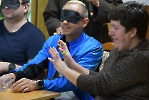 Świetlica Domu Nadziei, warsztaty pt. Najważniejsze niewidzialne dla oczu. Uczestnicy WTZ wykonują ćwiczenia bez użycia wzroku.