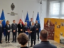 Otwarcie wernisażu ''Jak najlepiej się da''. Przy mikrofonie Pan Paweł Kacprzyk prezes Towarzystwa Opieki nad Ociemniałymi w Laskach.