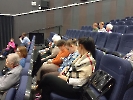 Kino Morskie Oko w Krasnymstawie. Mieszkanki Domu Nadziei na seansie filmowym ''Dzień Dziecka księdza Jana Kaczkowskiego''.
