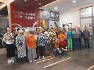 Kino Morskie Oko w Krasnymstawie. Przyjazd na film ''Dzień Dziecka księdza Jana Kaczkowskiego'', zdjęcie grupowe - Nasze Mieszkanki i Uczestnicy WTZ w kinie.