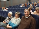 Wyjazd do kina na film pt. ''Dzień Dziecka księdza Jana Kaczkowskiego''. Pani Elżbieta, Pani  Anna i Siostra Germana w kinie.