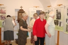 Mieszkanki zwiedzają wystawę poświęconą ks. kard. Stefanowi Wyszyńskiemu