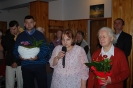 Hol, Pani Basia składa życzenia, obok stoją z kwiatami w dłoniach Pani Teresa i Pan Piotr