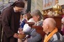 Matka Radosława rozdaje pielgrzymom Dowody Tożsamości Chrześcijanina