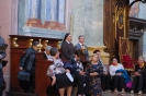 Lewa strona Prezbiterium, w ławie wśród wiernych stoją Matka Radosława i Pan Paweł 
