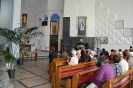 Sanktuarium Miłosierdzia Bożego w Białymstoku, pielgrzymi w ławkach przed wizerunkami Świętej Faustyny i bł. ks. Michała Spopoćko