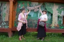 Ośrodek edukacji ekologicznej Muzeum Podlaskiego, Pani Teresa i Pani Grażyna dotykają makiety sowy