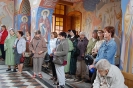  Wnętrze Prawosławnego Monastyru Zwiastowania Przenajświętszej Bogurodzicy w Supraślu, pielgrzymi słuchają historii opowiadanej przez brata Jana