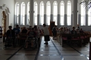 Sanktuarium Miłosierdzia Bożego w Białymstoku, pielgrzymi w ławeczkach słuchają Pani przewodnik