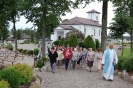 Sanktuarium Matki Bożej Bolesnej, ks. Alfred prowadzi pielgrzymkę na Górę Krzyży