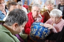 Wnętrze Prawosławnego Monastyru Zwiastowania Przenajświętszej Bogurodzicy w Supraślu, pielgrzymi oglądają mitrę