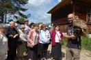 Ośrodek edukacji ekologicznej Muzeum Podlaskiego, sokolnik prezentuje Puchacza