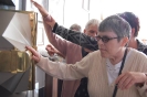 Sanktuarium Miłosierdzia Bożego w Białymstoku, Pani Urszula ogląda relikwiarz bł. ks. Michała Sopoćko