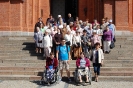 Pielgrzymi na schodach przed Bazyliką Mniejszą Wniebowzięcia Najświętszej Maryi Panny w Białymstoku
