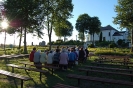 Pielgrzymi modlą się przy Sanktuarium Matki Bożej Bolesnej