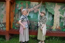 Ośrodek edukacji ekologicznej Muzeum Podlaskiego, Pani Janina i Pani Urszula dotykają makiety sowy