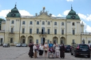 Część pielgrzymów na tle Pałacu Branickich w Białymstoku