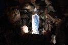 Figura Matki Bożej w Grocie Świętej Wody oświetlona nocą