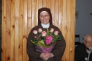 Matka Radosława z bukietem kwiatów