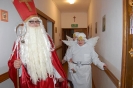 Dom Nadziei,  korytarz, Święty Mikołaj z Aniołkami w drodze do Mieszkanek