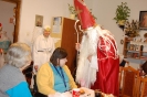 Dom Nadziei, świetlica skrzydła św. Bernadetty, Święty Mikołaj rozmawia z Panią Wiolettą, w tle stoi Aniołek