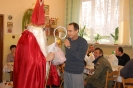 Świetlica w WTZ, Święty Mikołaj wręcza prezent Panu Krzysztofowi