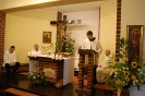 Msza Święta, czyta Pan Paweł w tle w prezbiterium siedzą: Pan Piotr, Pan Piotr, ks. Juliusz i ks. Antoni