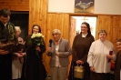Hol przed Kaplicą w Domu Nadziei, pani Danuta dziękuje Pracownikom, pan Paweł, siostra Pia trzymają upominki dla Pracowników, siostra Rufina trzyma białe róże dla Pracowników