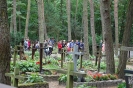 Cmentarz w Laskach, Uczestnicy obchodów nawiedzają groby zmarłych