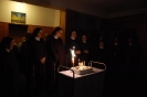 Hol przed Kaplicą w Domu Nadziei, Siostry i Wspólnota Żułowa oglądają okolicznościowy tort z płonącymi świecami