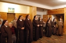 Hol przed Kaplicą w Domu Nadziei, Siostry słuchają życzeń