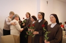 Sala muzykoterapii w Soli Deo, pani Tamara i pani Anna wręczają Siostrom róże