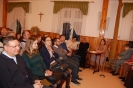 Świetlica w Domu Nadziei, spotkanie grupy pielgrzymkowej, po lewej stronie na krzesłach siedzą Goście, po prawej stronie Pani Barbara siedzi przy stoliku