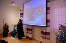 Sala muzykoterapii, Matka Radosława zwraca się do Zgromadzonych, na ekranie wyświetlony obraz świątecznej choinki