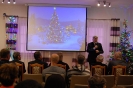 Sala muzykoterapii, pan Andrzej Leńczuk Starosta Krasnostawski zwraca się do Zgromadzonych, na ekranie wyświetlony obraz świątecznej choinki