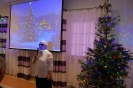 Sala muzykoterapii, pani Maria zwraca się do Zgromadzonych, na ekranie wyświetlony obraz świątecznej choinki