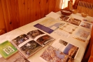 Świetlica w Domu Nadziei, stół z wyłożonymi pamiątkami w postaci albumów, atlasów, olejków, muszelek z morza śródziemnego