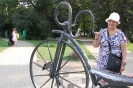 Nałęczów, Park Zdrojowy, Pani Maria stoi przy bicyklu