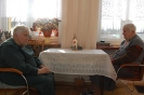 Dom Nadziei, Pani Urszula i Pani Anna siedzą przy stole w swoim pokoju w oczekiwaniu na wizytę, na stole stoi zapalona świeca
