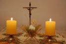 Świetlica na jednym ze skrzydeł, na stole Dzieciątko Jezus w żłóbku, po obu stronach zapalone świece, drugi plan Krucyfiks