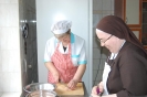 Kuchnia w Domu Nadziei, s. Agnieszka i Pani Bożena krojąc mięso pomagają w przygotowaniu indyjskich potraw