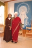 Świetlica w Domu Nadziei, Pani Halina ubrana w sari pozuje do zdjęcia z Siostrą Fides