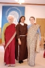 Świetlica w Domu Nadziei, Pani Maria i Pani Kazimiera ubrane w sari pozują do zdjęcia z Siostrą Stephin