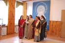 Świetlica w Domu Nadziei, Siostry z Indii stoją na scenie ubrane w sari i śpiewają indyjskie pieśni