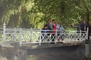 Nałęczów, Park Zdrojowy, Mieszkanki i Opiekunki w czasie spaceru po mostku nad stawem