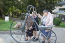 Nałęczów, Park Zdrojowy, Pani Lidia, Pani Dorota i Pani Grażynka oglądają bicykl z brązu