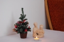 Figurki Świętej Rodziny, świąteczny stroik na stole w pokoju mieszkalnym