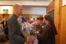 Hol przed Kaplicą w Domu Nadziei, pani Anna i pan Mariusz składają życzenia Matce Radosławie w imieniu Wspólnoty Żułowa