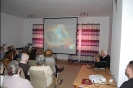 Sala muzykoterapii w Soli Deo, prof. Krzysztof Ziołkowski prowadzi wykład wzbogacony prezentacją fotografii wszechświata